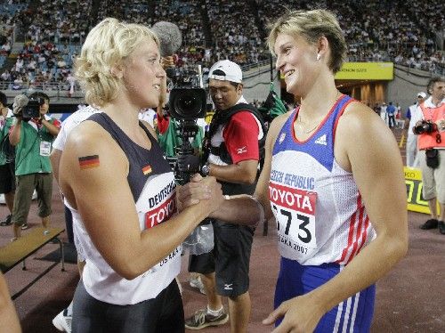 Německá oštěpařka Christina Obergföllová (vlevo) gratuluje Češce Barboře Špotákové k zisku titulu mistryně světa. | Foto: Reuters