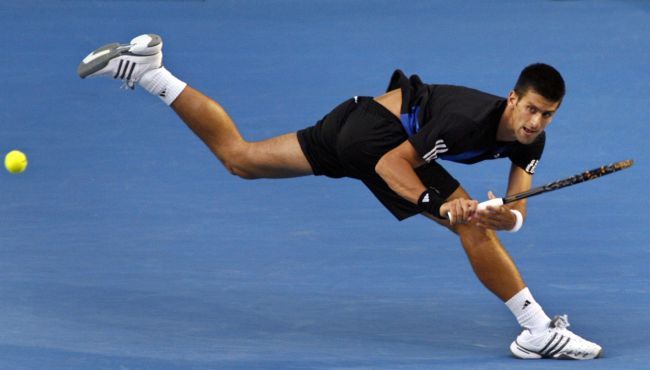 Djokovič dobíhá míč. Melbourne, Austrálie | Foto: Reuters