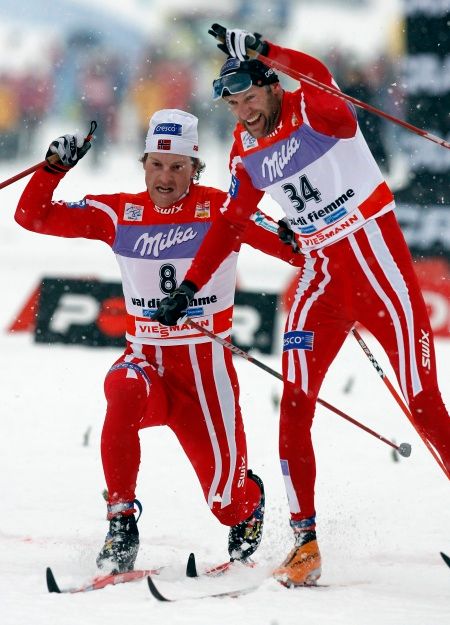 Norové Hjelmeset a Svartedal soupeří o vítězství během závodu Tour de Ski ve Val Di Fiemme. | Foto: Reuters