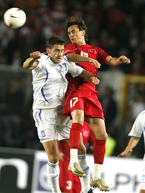 Turek Tuncay Sanli (v červeném) v souboji s Giourkasem Seitaridisem z Řecka. | Foto: Reuters