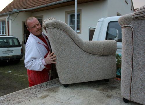 Z některých domů u řeky lidé odváželi nábytek. Poučeni z minulé povodně. | Foto: Aktuálně.cz, Ondřej Besperát