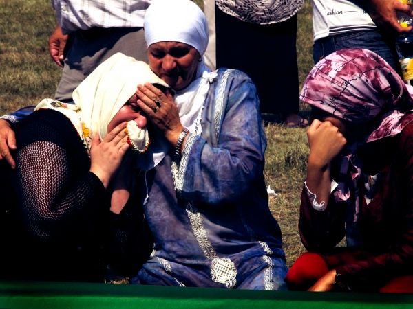 Symbolem srebrenické tragédie se staly truchlící ženy. Když generál Mladič do městečka dorazil, nařídil selekci. Ženy a děti odjely v autobusech pryč, 8000 mužů a chlapců nařídil Mladič povraždit. | Foto: Tomáš Rákos