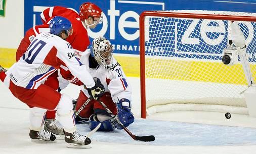 Milan Hnilička je právě překonán. Postaral se o to Jannik Hansen z Dánska | Foto: Reuters