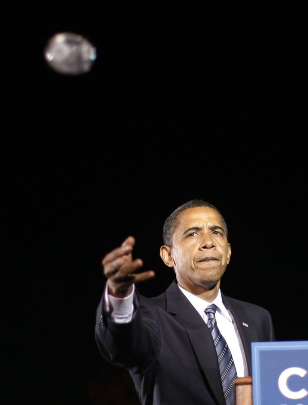 Gary, Indiana. Barack Obama hází lahev s vodou muži v davu, který omdlel během jeho projevu. | Foto: Reuters