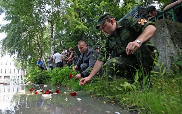 Také proto pozůstalým vyjadřují podporu lidé po celé zemi. | Foto: Reuters