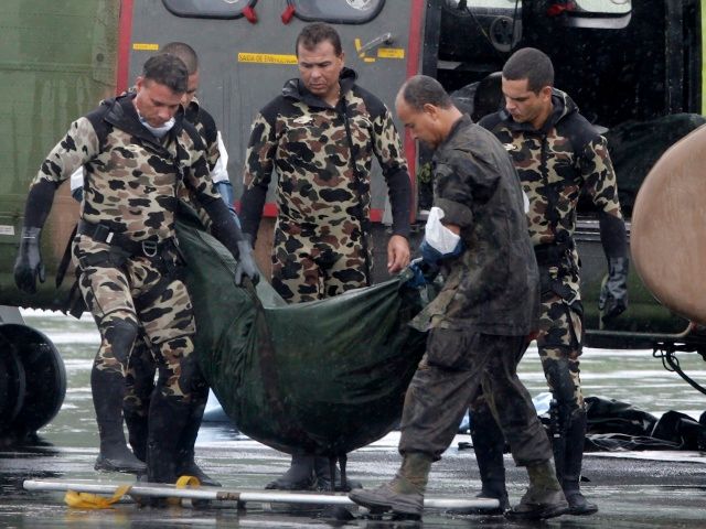 Brazilská armáda před dvěma lety vytáhla z moře 41 těl. Ostatní zůstali pohřešovaní. | Foto: Reuters