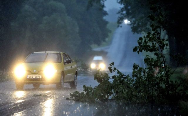 Více než hodinová bouře s prudkými nárazy větru a kroupami způsobila 6. července na Vysočině velké problémy v dopravě. Postihly i hlavní silnici z Pelhřimova do Tábora, například u Starého Pelhřimova. | Foto: ČTK