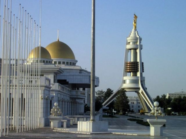 Městská rozhledna se zlatou sochou turkmenského vůdce. | Foto: Lukáš Synek