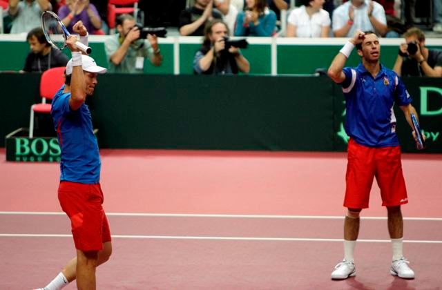 Berdych se Štěpánkem se tak mohli radovat z hladké výhry 3:0 na sety. | Foto: Reuters