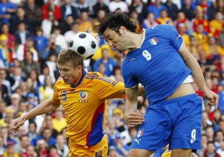 Spoustu hlavičkových soubojů vyhrál italský dlouhán Luca Toni. | Foto: Reuters