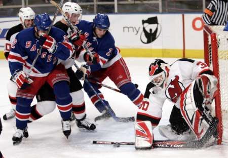 Gólman New Jersey Devils Martin Brodeur při ússpěšném zákroku proti New Yorku Rangers. | Foto: Reuters