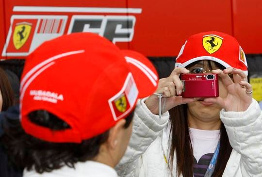 Felipe Massa v obležení | Foto: Reuters