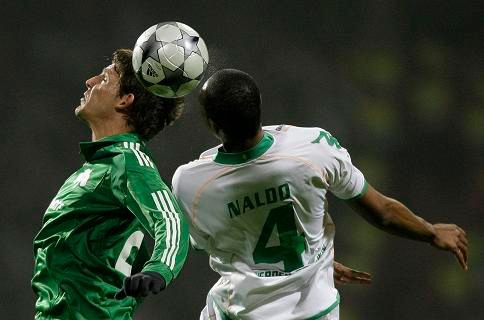 Hlavičkový souboj Nalda z Brém a Vangelise Mantziose (Panathinaikos) | Foto: Reuters