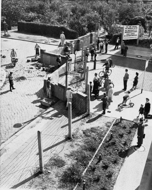 Na snímku ze 13. srpna 1961 můžete vidět obyvatele západní části Berlína, jak pozorují dělníky stavějící zeď. | Foto: ČTK