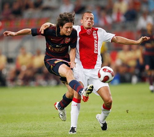 Tomáš Rosický z Arsenalu (vlevo) bojuje s hráčem Ajaxu Johnem Heitingou. | Foto: Reuters