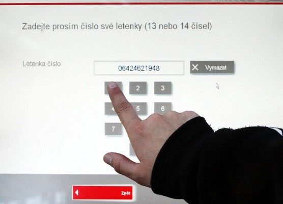Idetifikujete-li se elektronickou letenkou, zde vepíšete její kód a potvrdíte. | Foto: Jan Langer