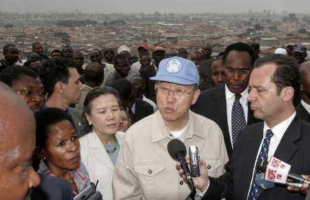 Generální tajemník OSN Pan Ki-mun navštívil koncem ledna slum Kibera v keňském hlavním městě Nairobi. V provizorních podmínkách tam žije 800 tisíc lidí. | Foto: Reuters