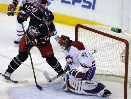 Brankář Montrealu Canadiens Jaroslav Halák (vpravo) zastavuje střelu Fredrika Modina z Columbusu Blue Jackets. | Foto: Reuters