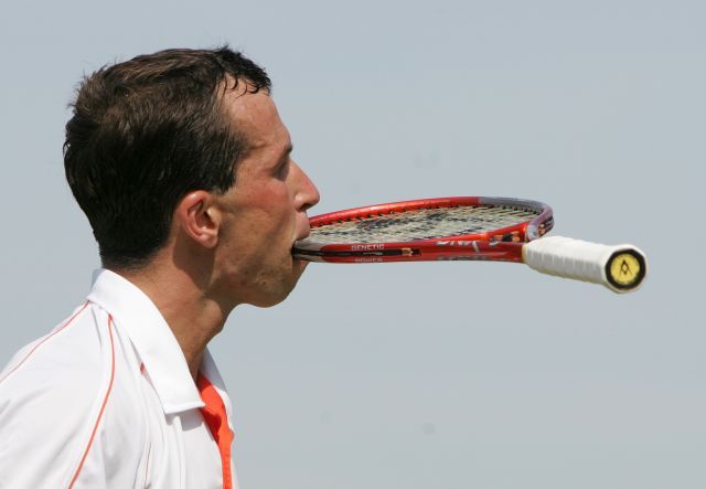 Český tenista Radek Štěpánek bude dnes bojovat o účast v semifinále tenisového Wimbledonu. | Foto: Reuters