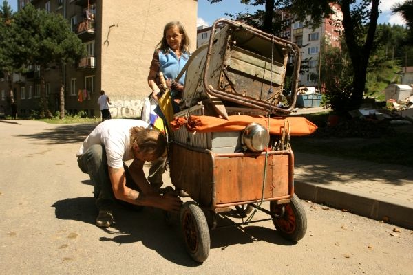 A zatímco jedni vyhazují, jiní nakládají, až se kola lámou. Starého železa jsou najednou všude hromady (sídliště v Handlové). | Foto: Karel Toman