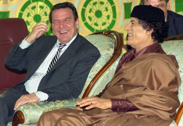 Německý kancléř Gerhard Schröder se setkal 15. října 2004 v Tripolisu s libyjským vůdcem Muammarem Kaddáfím. | Foto: ČTK