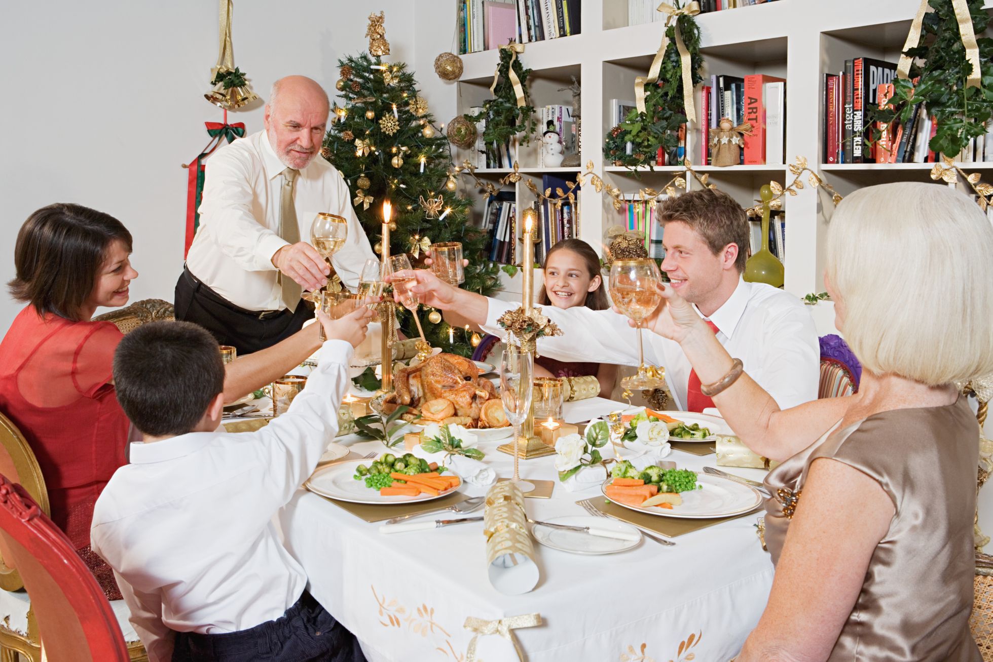 Отмечаем в кругу семьи. Семья за праздничным столом. Семейное застолье. Новый год семья. Семья за новогодним столом.