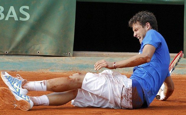 Těšit se můžeme na nefalšovanou tenisovou dřinu. French Open se totiž obecně považuje za nejtěžší turnaj světa. Může za to teplé počasí přelomu května a června, pomalý antukový povrch, maratónské výměny a žádný tie-break v pátém setu. Vyprávět by mohl Bulhar Dimitrov, který loni v souboji s Francouzem Gasquetem dostal bolestivé křeče, zatímco jeho sok po dlouhé výměně zvracel přímo na kurt. | Foto: Reuters