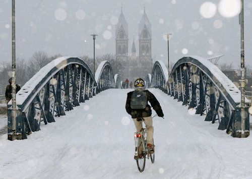 Cyklista se snaží přejet přes most v německém Freiburgu, kde jsou podobné podmínky,jako u nás. | Foto: ČTK