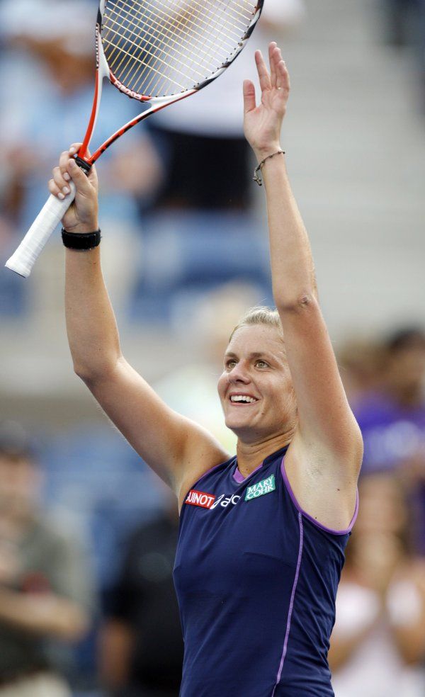 Poprvé v životě se Julie Coinová ocitla v hlavní části turnaje WTA Tour. A poprvé v životě zde mohla vymrštit ruce nad hlavu. | Foto: Reuters