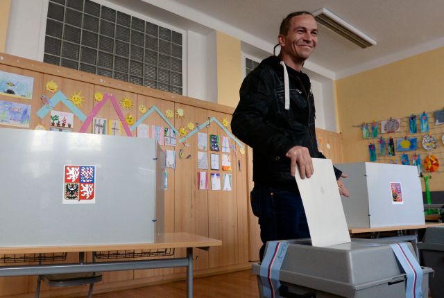 K volebním urnám dorazil také předseda pirátu Ivan Bartoš spolu se svojí manželkou Lydií. | Foto: ČTK