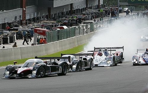 Start závodu Le Mans Series ve Spa. Stefan Mücke (č. 15) právě dostává "ránu" od Francouze Cocheta. | Foto: BPA