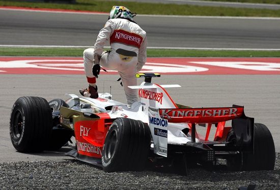 Pilot Force India Giancarlo Fisichella vylézá ze svého monopostu po střetu s Kazuki Nakajimou na Velké ceně Turecka. | Foto: Reuters