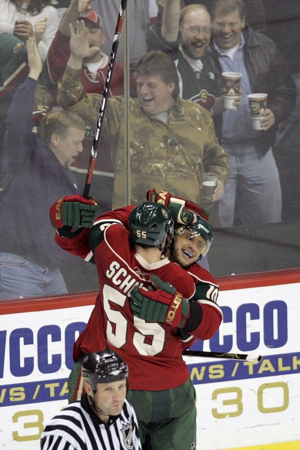 Xcel Energy Center v St. Paulu bouří. Gáborík právě vstřelil svůj pátý gól v utkání. Gratuluje mu obránce Nick Schultz. | Foto: Reuters