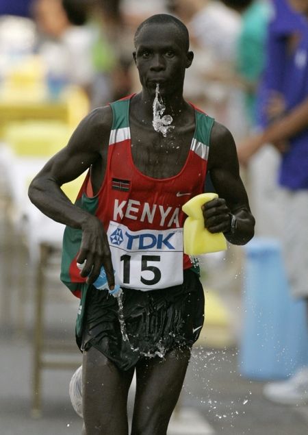 Vítěz maratonského běhu na MS v atletice v japonské Ósace Keňan Luke Kibet. | Foto: Reuters