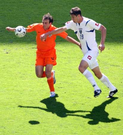 Srbský útočník Nikola Žigič v souboji o míč se Holanďanem Mathijsenem (vlevo) v utkání skupiny C SČH - Nizozemsko. | Foto: Reuters