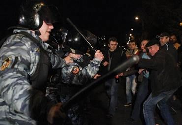 Policie zasahuje proti davu napadajícímu přistěhovalce na moskevském předměstí Birjuljovo. | Foto: Reuters