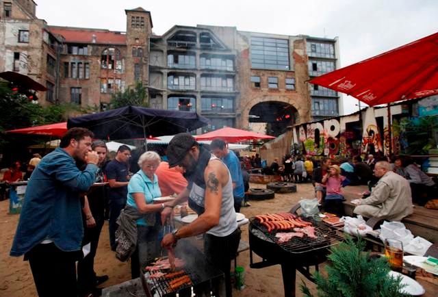 Odpůrci centra Tacheles se těší, že po zásahu developerů se z Berlína stane "čisté a spořádané město". | Foto: Reuters