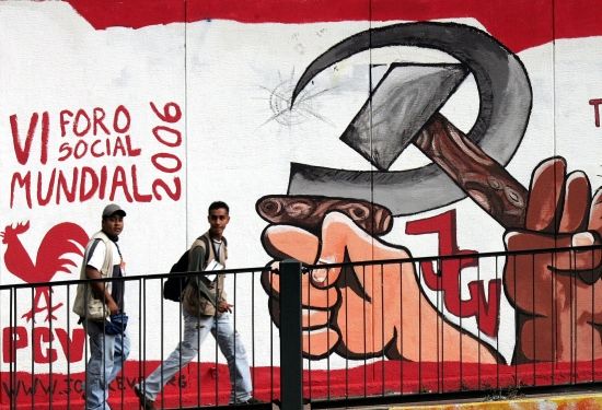 Grafitti na stěně v Caracasu, propagující letošní Světové sociální fórum | Foto: Reuters/ Jorge Silva