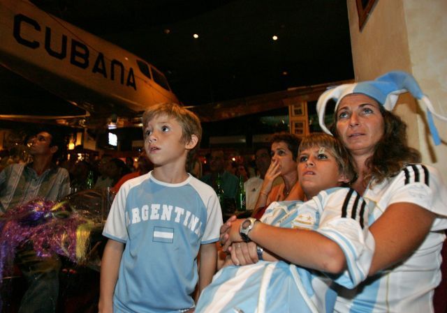 Argentinští fanoušci příjmají prohru ve čtvrtfinálovém zápase s Němci. | Foto: Claudia Daut