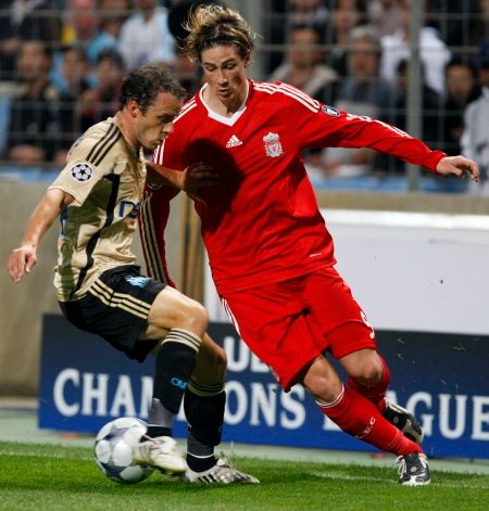 Liverpoolský Fernando Torres bojuje s Laurentem Bonnartem z Olympiqu Marseille v úvodu Ligy mistrů. | Foto: Reuters