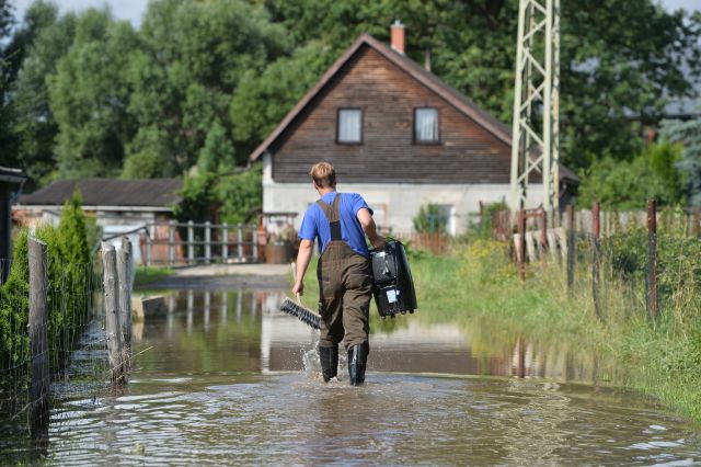 Intenzivní deště tam v noci na neděli zvedly hladiny Šporky a Dobranovského potoka na Českolipsku. | Foto: ČTK