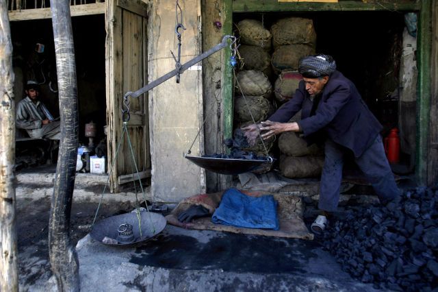 Obchodník s uhlím. | Foto: Reuters