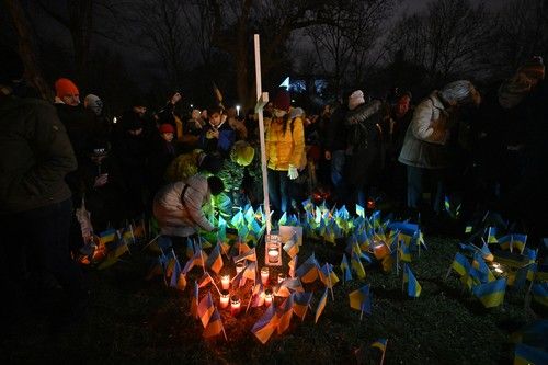 Na pražské Letné se dnes v podvečer sešly nižší tisíce lidí, aby připomněly první výročí ruského vpádu na Ukrajinu. | Foto: Profimedia.cz