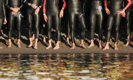 Triatlonisté čekají na start švýcarského Ironmana v Zurichu. | Foto: Reuters