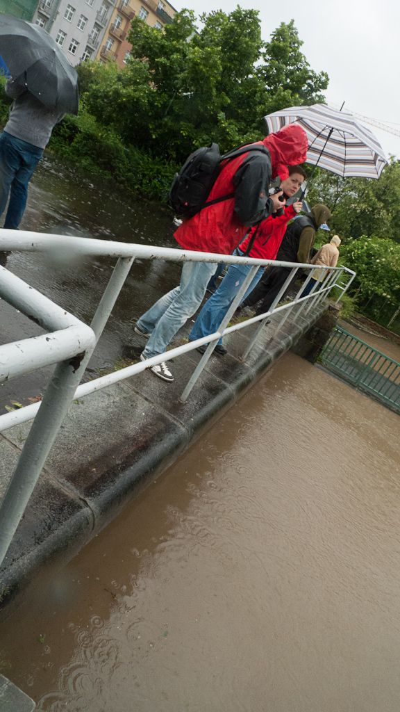 Na tomto záběru můžete vidět, jak vysoká byla hladina rozvodněné Rokytky. Její tok zaplnil část zastřešeného koryta až po okraj. | Foto: Daniel  Poláček