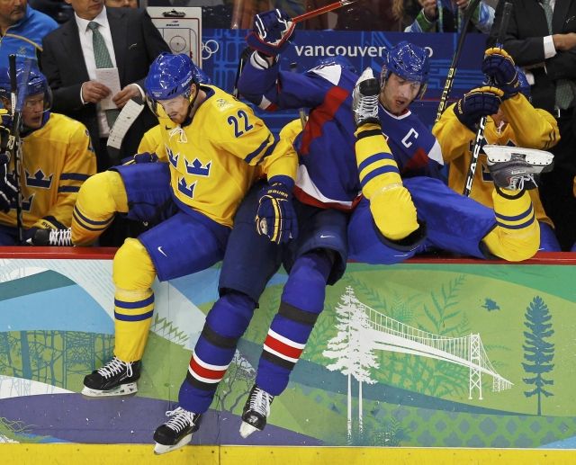 Zdeno Chára v souboji. | Foto: Reuters