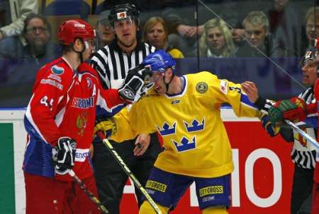 Ruský hokejista Vitalij Prošin (vlevo) v klinči s Švédem Nilsem Ekmanem v utkání turnaje Karjala v Helsinkách. | Foto: Reuters