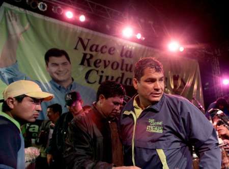 Největší šanci uspět má spojenec venezuelského prezidenta Huga Cháveze Rafael Correa. | Foto: Reuters