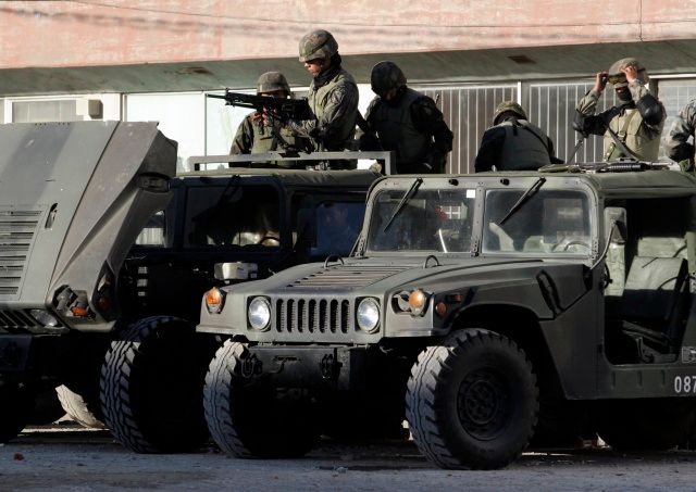 Mexické jednotky v Ciudad Juarez, nejnebezpečnějším městě v zemi | Foto: Reuters