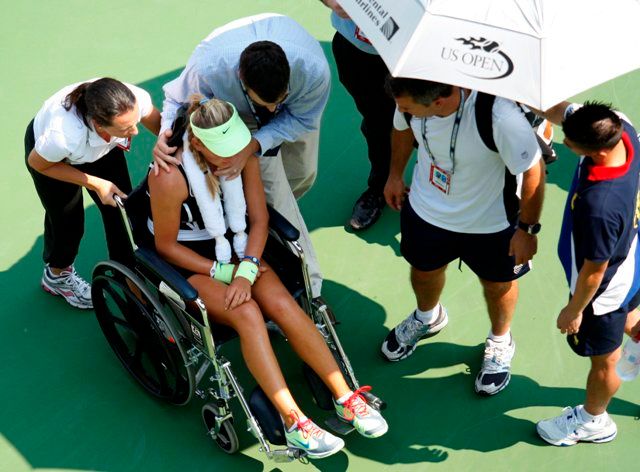 ...na hřišti omdlela a musela být odvezena na kolečkovém křesle. | Foto: Reuters